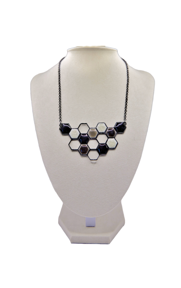 Collier Ikita Hexagones chromatiques noirs