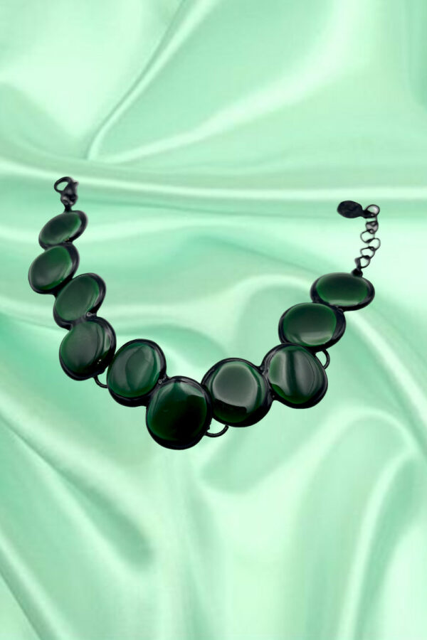 Bracelet élégance emeuraude sur fond